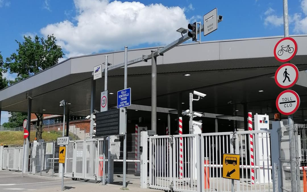 Estonia imposes full customs control on Russian border