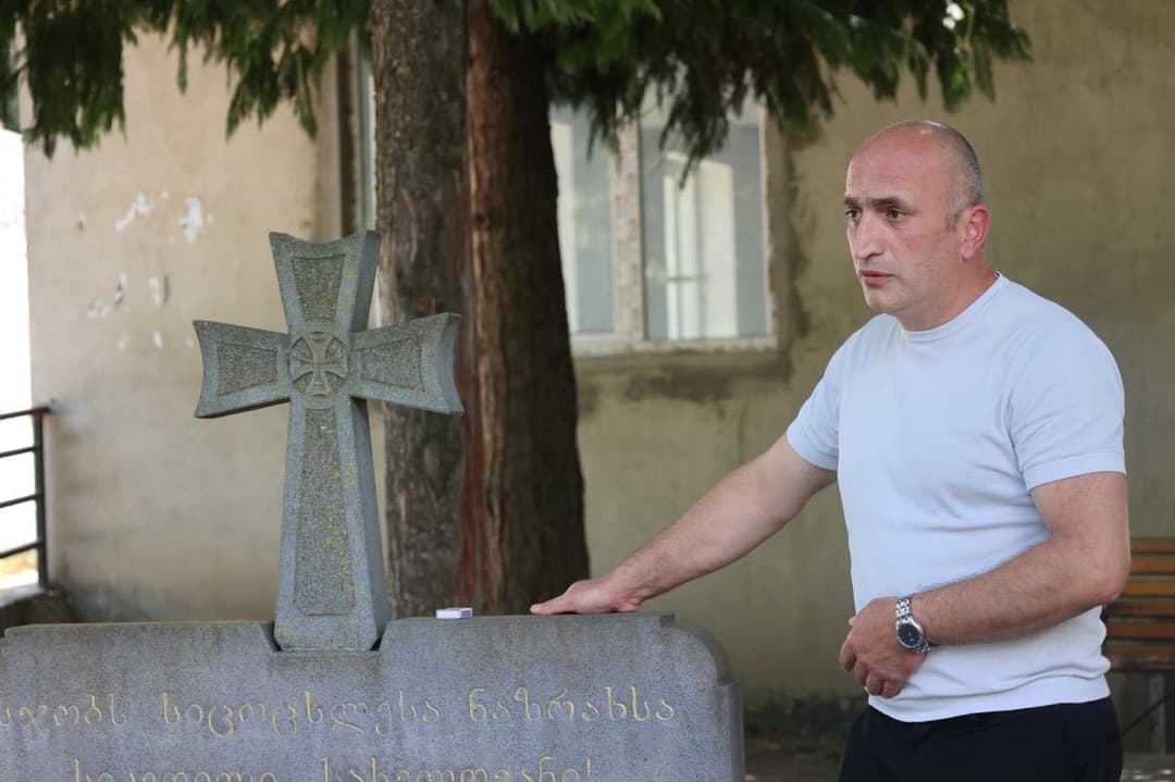 ახალდაბაში აგვისტოს ომში დაღუპული გმირების – დევი ჩადუნელისა და შალვა გაბუნიას სახელობის მემორიალი ყვავილებით შეამკეს