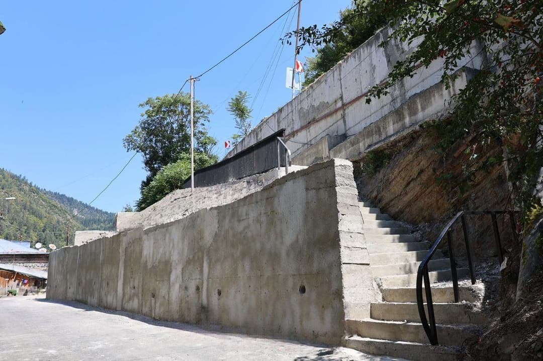 ბორჯომში, ერეკლეს ქუჩაზე საყრდენი კედლის რეაბილიტაცია დასრულდა