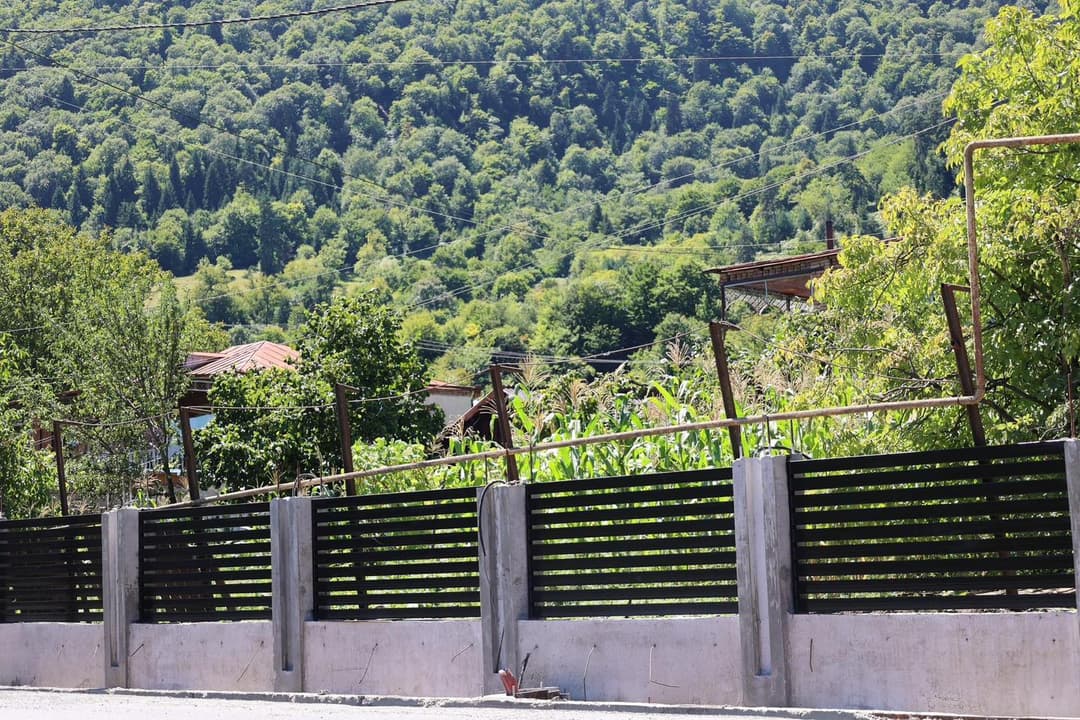 ახალდაბაში, ბორჯომის ქუჩაზე ცენტრალური გზის გამყოლი ღობეების რეაბილიტაცია აქტიურ ფაზაშია