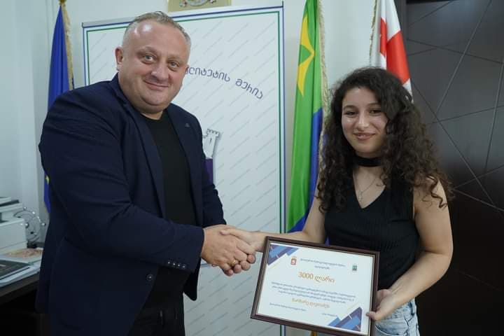 ჭიათურის მერმა ერთ-ერთ ყველაზე მაღალქულიან აბიტურიენტს ბარბარე ღავთაძეს ფულადი ჯილდო და საჩუქარი გადასცა