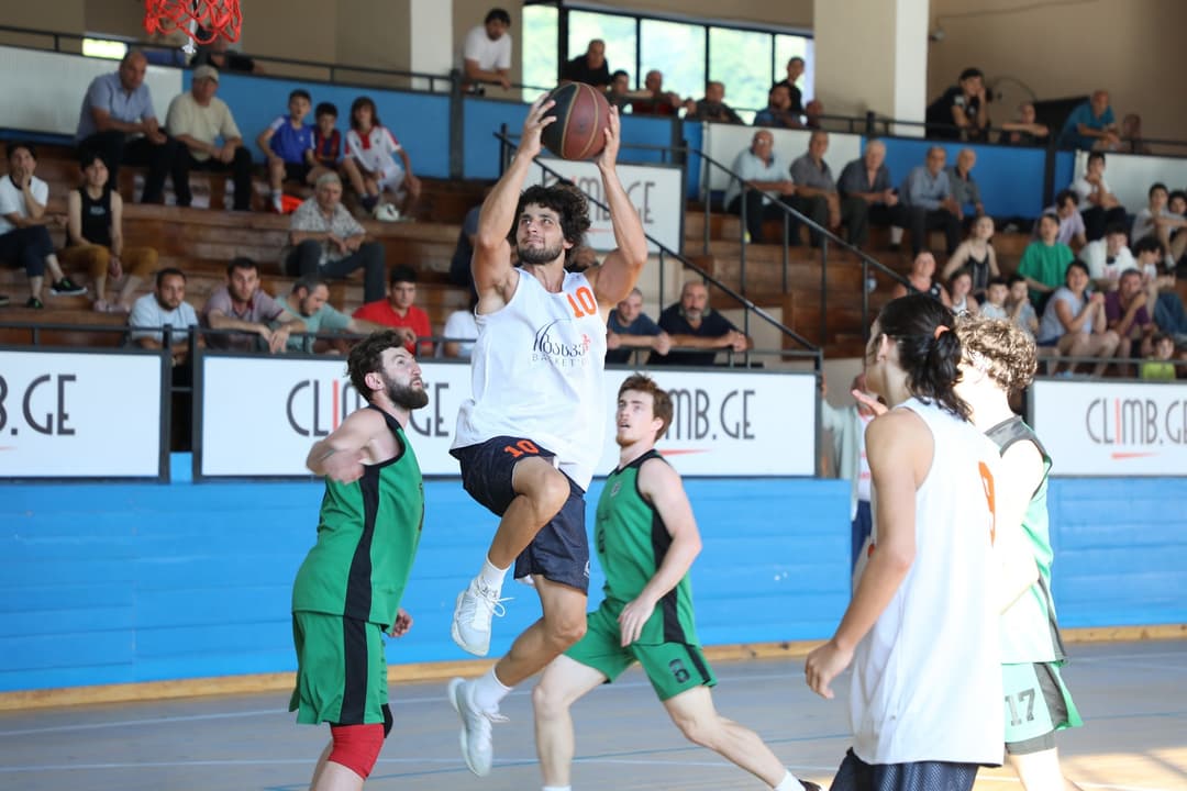 ონის სასპორტო სკოლის კომპლექსში ამირან სხიერელის ხსოვნისადმი მიძღვნილი რესპუბლიკური ტურნირი კალათბურთში გაიმართა