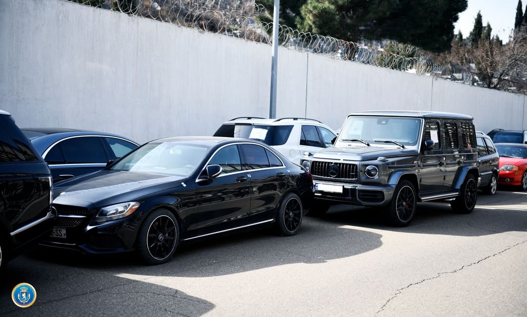 ყალბი დოკუმენტებით დიდი ოდენობით სხვისი ნივთის მოტყუებით დაუფლების ფაქტზე ორი პირი დააკავეს