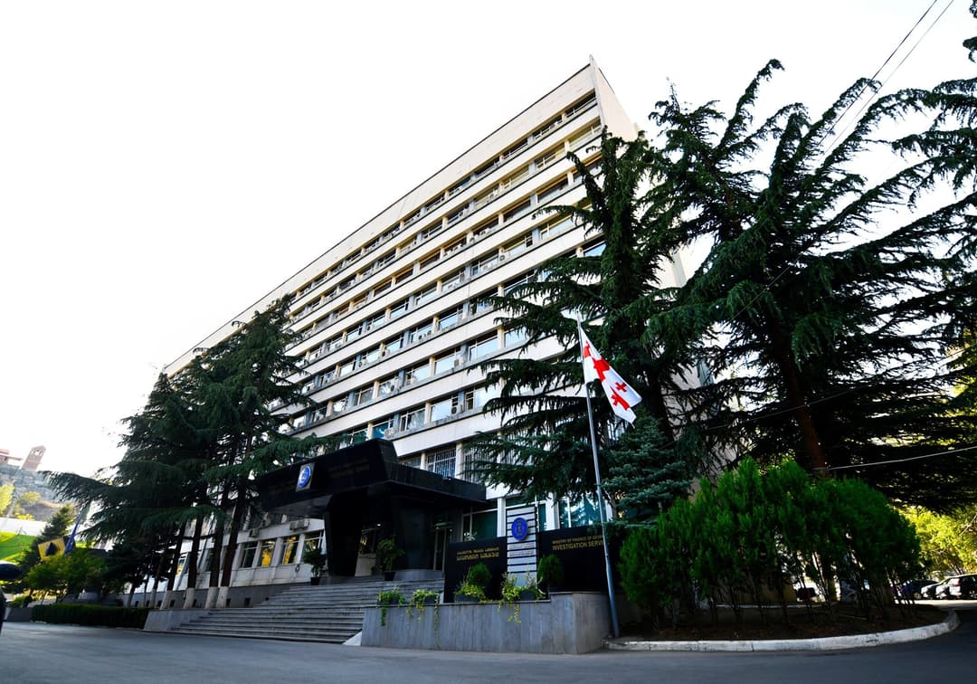 დიდი ოდენობით თანხის ჯგუფურად მითვისებისა და ყალბი დოკუმენტების დამზადება-გამოყენების ფაქტებზე სამი პირი დააკავეს