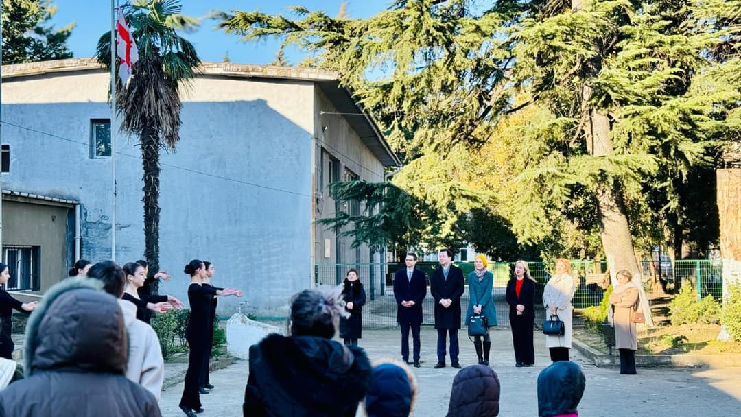 დავით ფაცაციამ სლოვაკეთის ელჩთან ერთად ქუთაისში, აფხაზეთის ჟიული შარტავას სახელობის №6 სკოლის გარე სპორტული მოედანი დაათვალიერა