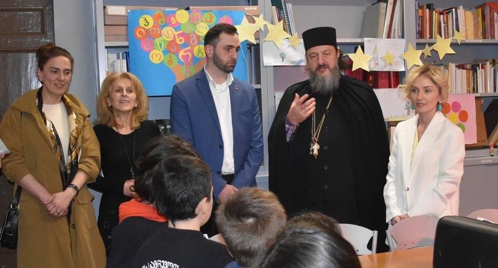 ნანა გაბელიამ რომის სამრევლოს საკვირაო სკოლას “ფესვები“ წიგნები და სასკოლო ნივთები გადასცა