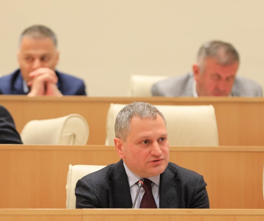 არმაზ ახვლედიანი – “ოცნებას” ამ კანონის მიღება სჭირდება ერთადერთი მიზნით, რომ ის მის ხელში ოპონენტებზე ძალადობის მოქნილი ბერკეტი გახდეს