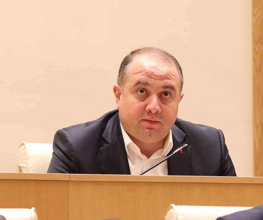 ირაკლი ჩიქოვანი – პარტია, რომელსაც აქვს კეზერაშვილის ფინანსები, აქვს მერაბიშვილის იდეოლოგია და მართავს ხაბეიშვილი, გვთავაზობს, რომ ქვეყნის უკრაინიზაცია მოხდეს