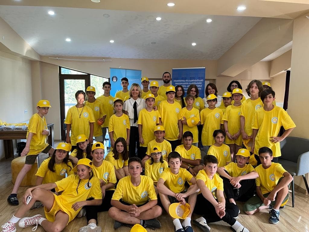 ნანა გაბელიამ ბაკურიანში დევნილი ახალგაზრდებისთვის საზაფხულო ბანაკი გახსნა