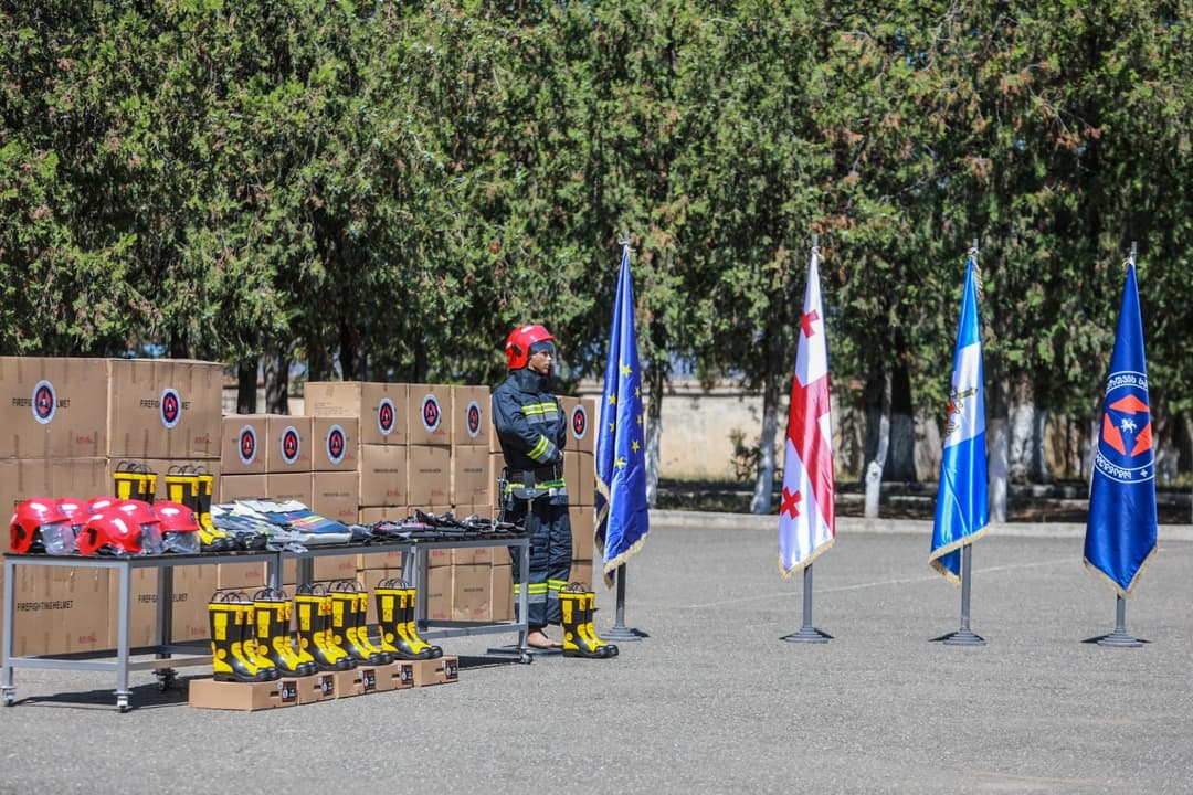 საგანგებო სიტუაციების მართვის სამსახურმა მეხანძრე-მაშველებისთვის ცეცხლმედეგი ფორმები და აღჭურვილობა შეიძინა