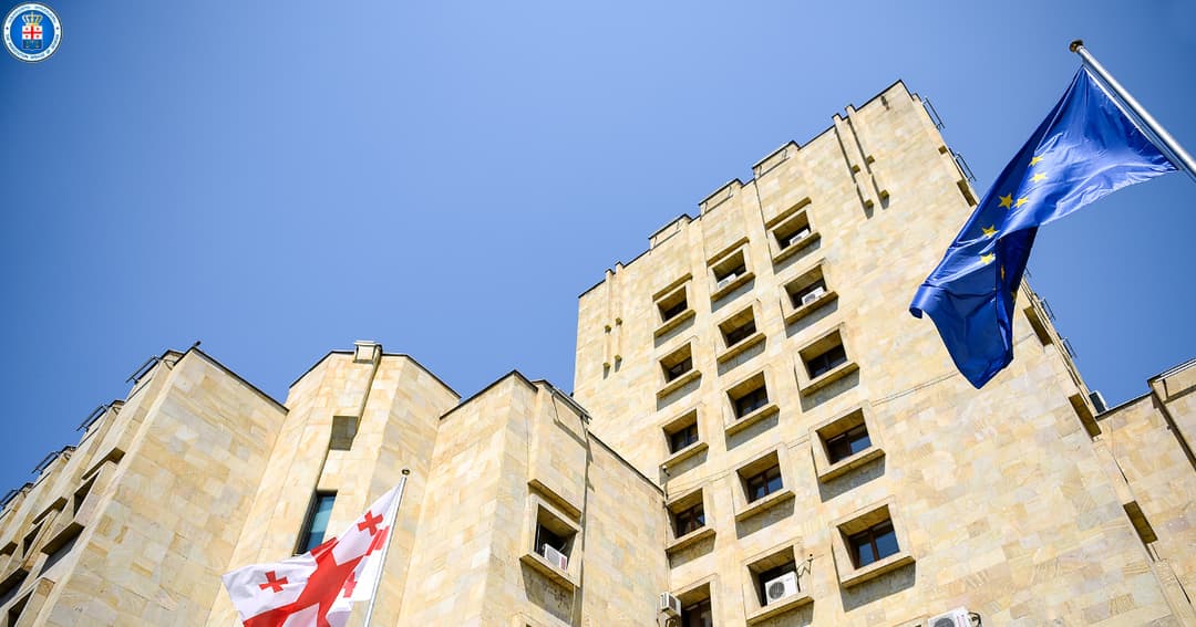 პროკურატურამ დიდი ოდენობით თანხის თაღლითურად დაუფლების ფაქტზე 3 პირი დააკავა