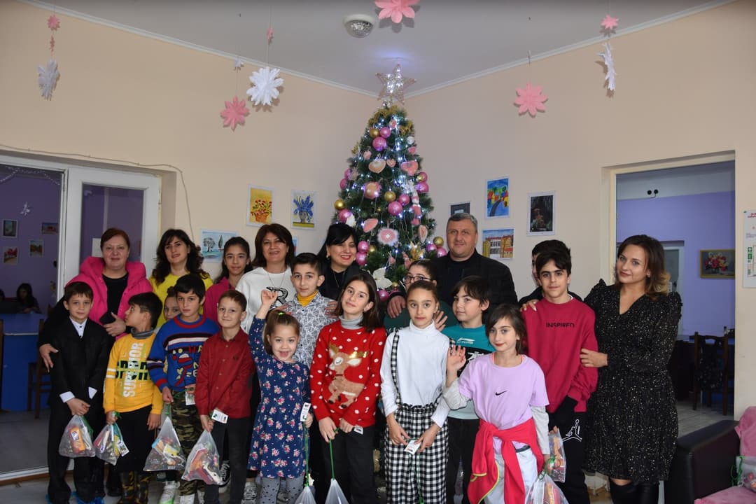 წყალტუბოს ბავშვთა ინკლუზიური ცენტრისა და დღის ცენტრის “ჩვენი სახლის” აღსაზრდელებს საახალწლო საჩუქრები გადასცეს