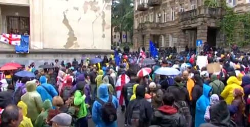 პარლამენტთან აქციის მონაწილეები იკრიბებიან