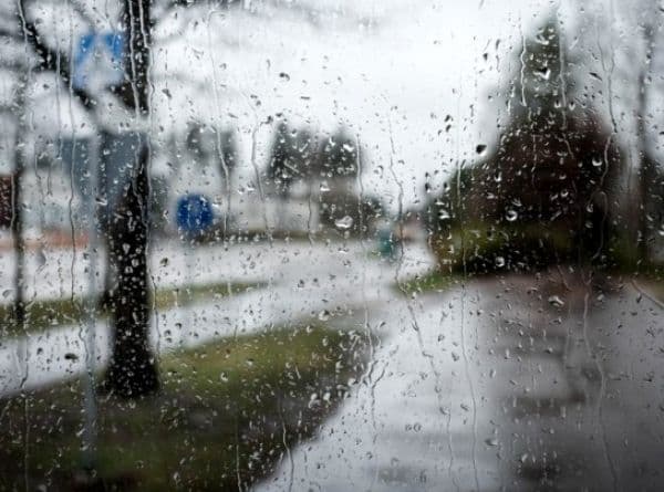 დედაქალაქში მოსულმა უხვმა ნალექმა თბილისის სხვადასხვა რაიონში პრობლემები გამოიწვია