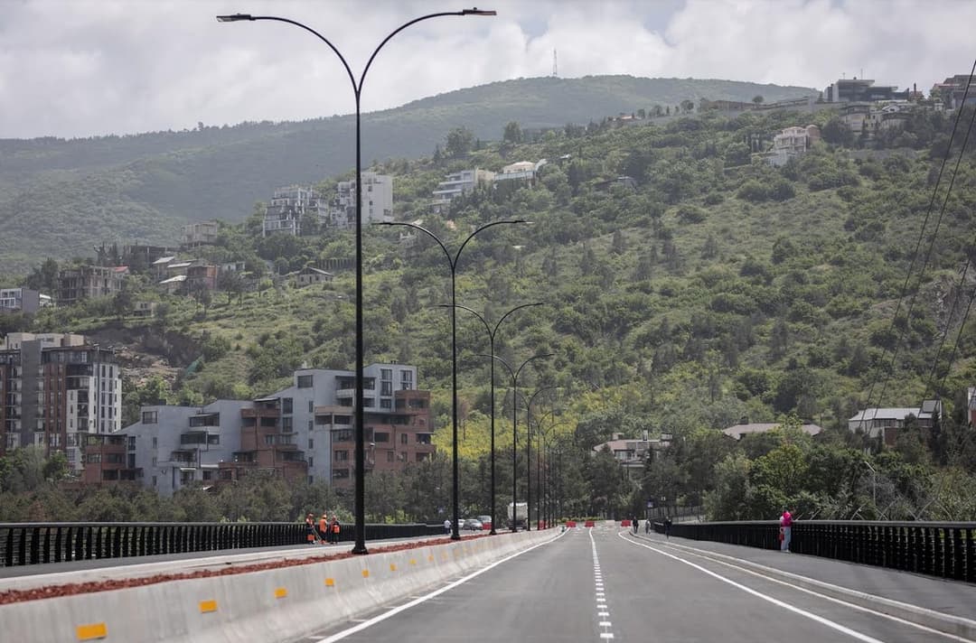 ბაგების და უნივერსიტეტის ქუჩის დამაკავშირებელი ხიდის მშენებლობა დასრულდა