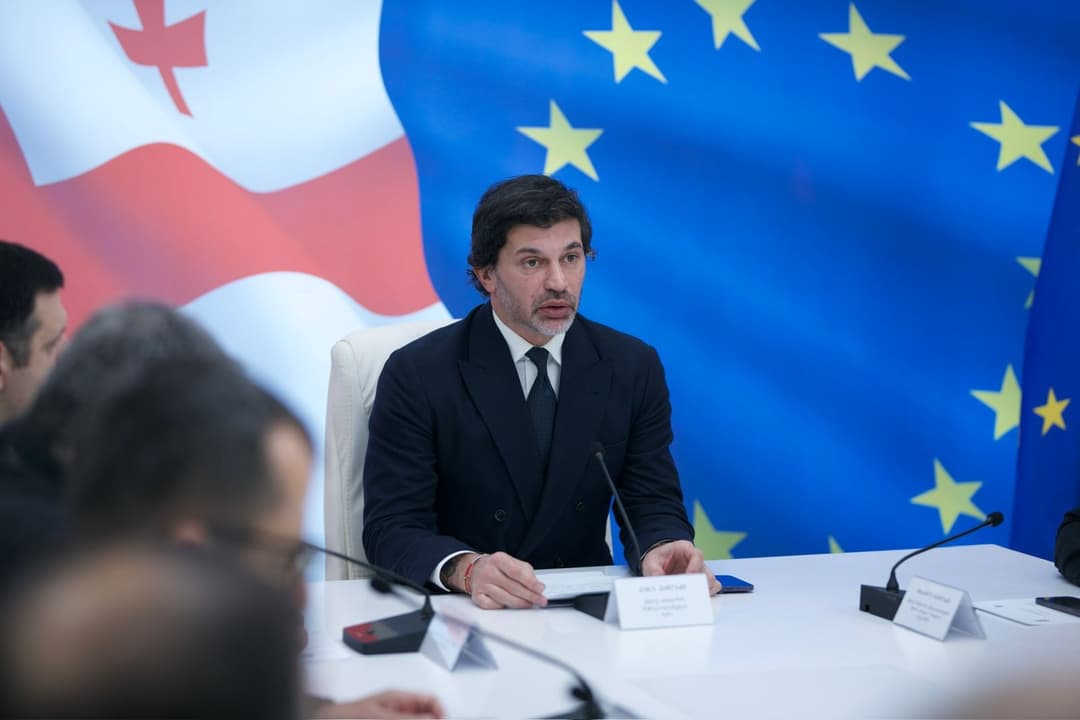 გმირთა მოედნიდან სანაპიროზე ჩამსვლელ გზაზე დამატებითი სამოძრაო ზოლი მოეწყობა