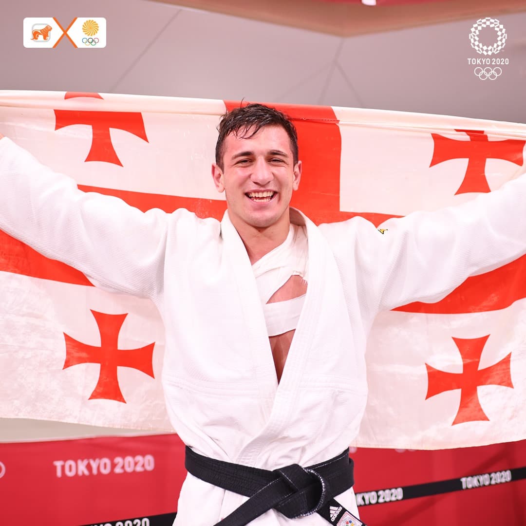 ლაშა ბექაურს საჩუქრად ბინა გადაეცა