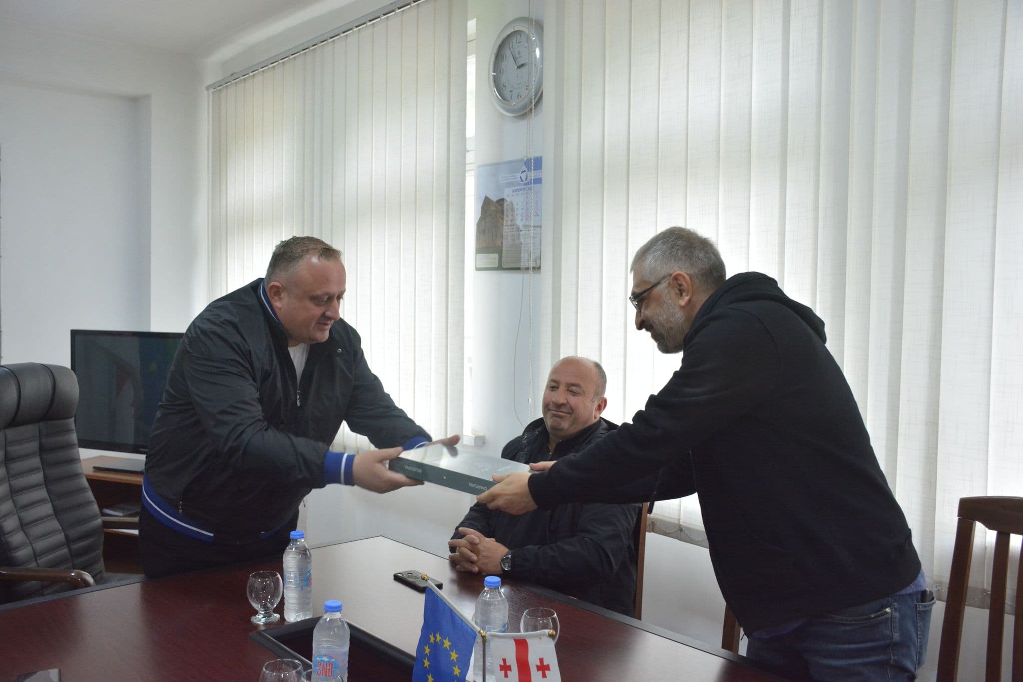 Frontnews image description