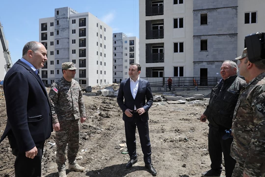 ირაკლი ღარიბაშვილმა თავდაცვის მინისტრთან ერთად მახათას მთაზე “ჯარის ქალაქის“ მშენებლობა დაათვალიერა