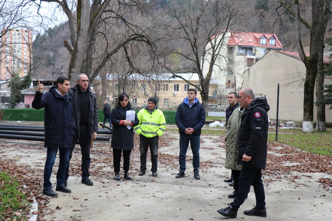 ადგილობრივი ხელისუფლების წარმომადგენლებმა ბორჯომში მიმდინარე ინფრასტრუქტურული პროექტები დაათვალიერეს