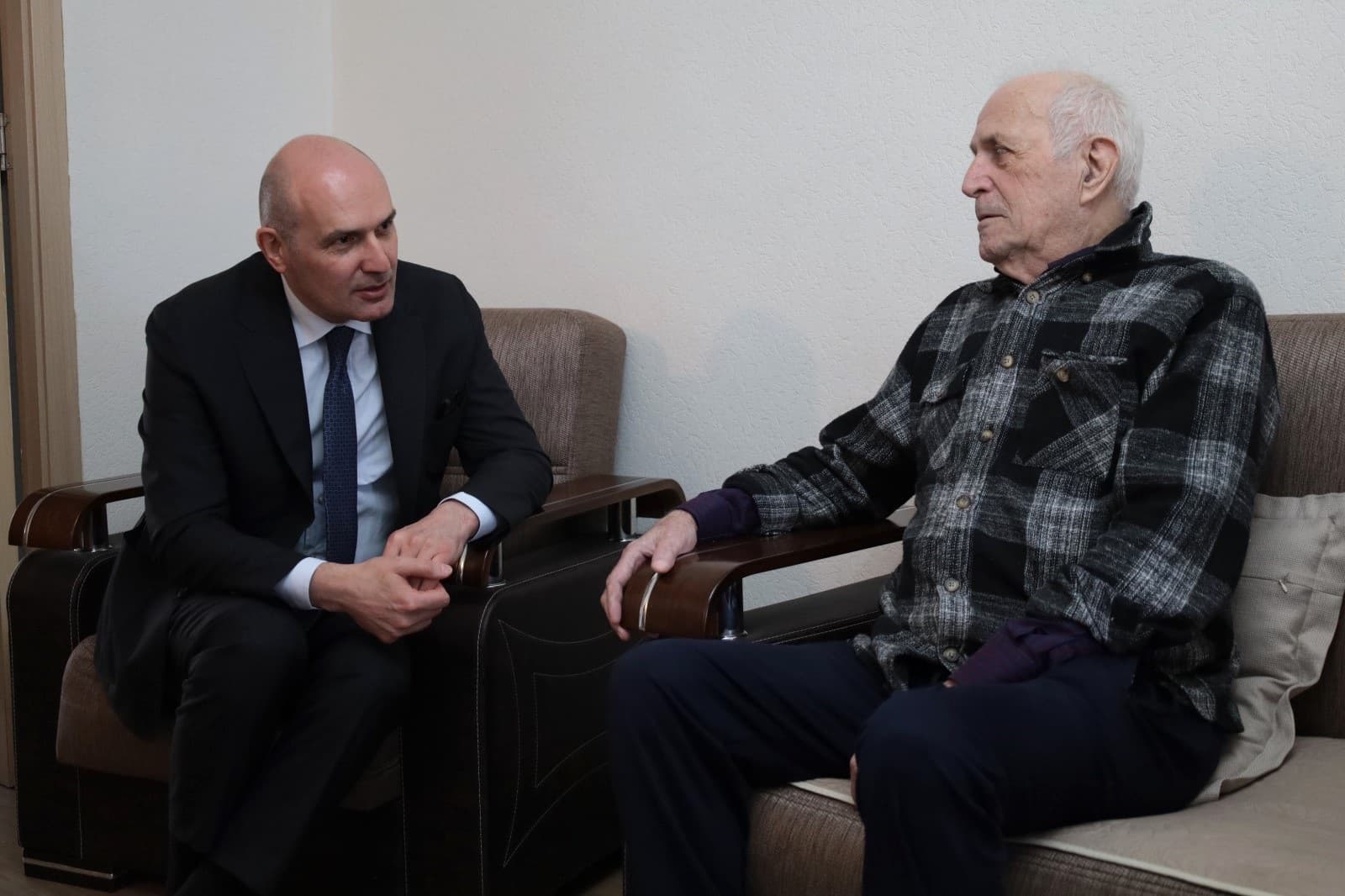 Frontnews image description