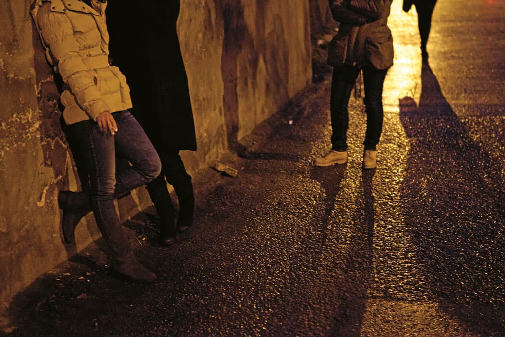 ქალები სექსუალური მომსახურების გაწევის შედეგად მიღებული ანაზღაურებიდან ბრალდებულებს გარკვეულ თანხას უხდიდნენ – შსს