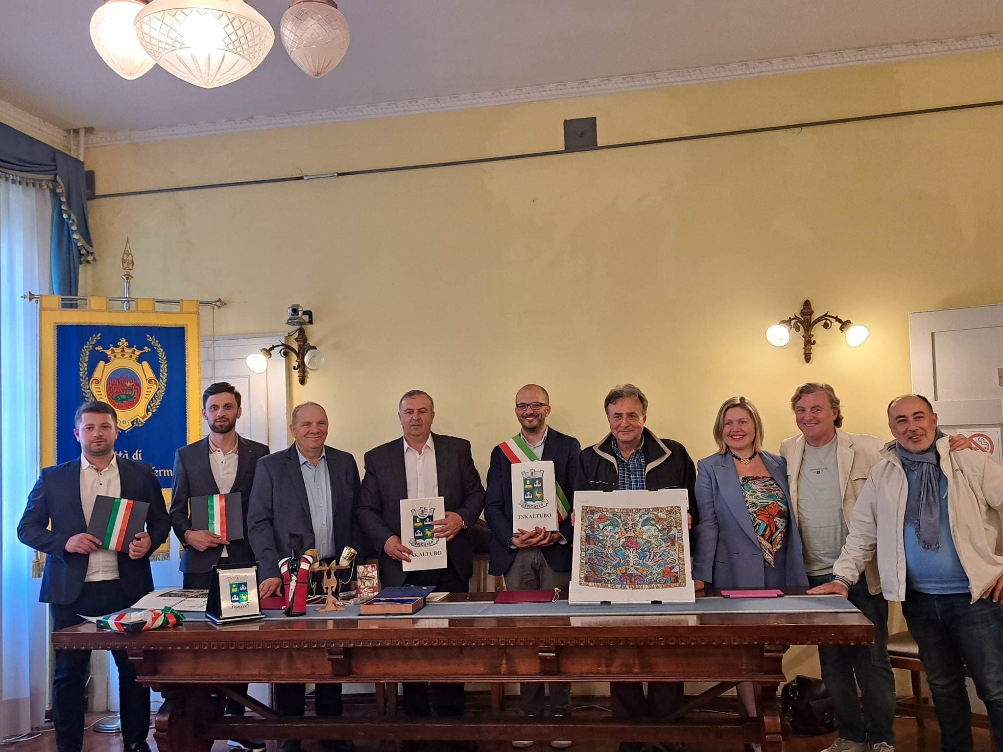 Frontnews image description