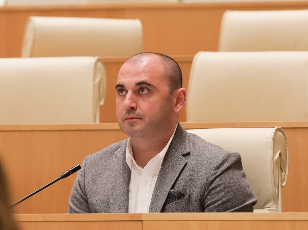 ლევან ხაბეიშვილი – სიმართლე დააპატიმრეს და დაადეს ბორკილები, უპირობოდ პოლიტიკური პატიმარია, სიმართლის პატიმარი