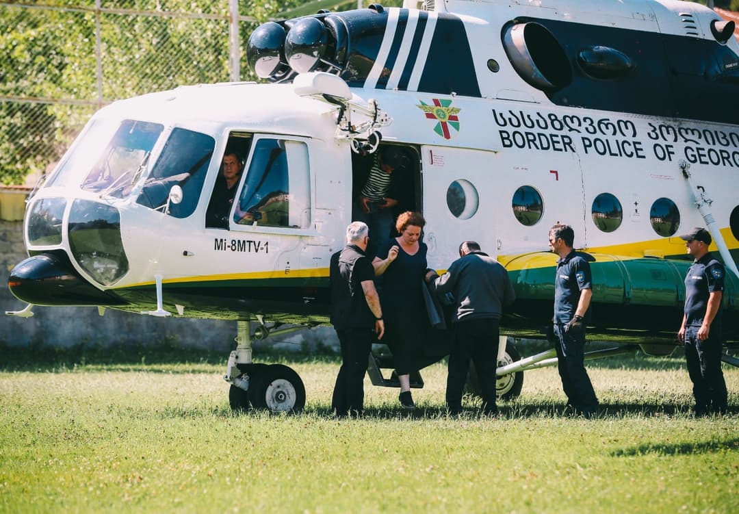 შსს-ს წარმომადგენლები დაკარგული მოქალაქეების ახლობლებთან ერთად სტიქიის ეპიცენტრში ჩაფრინდნენ