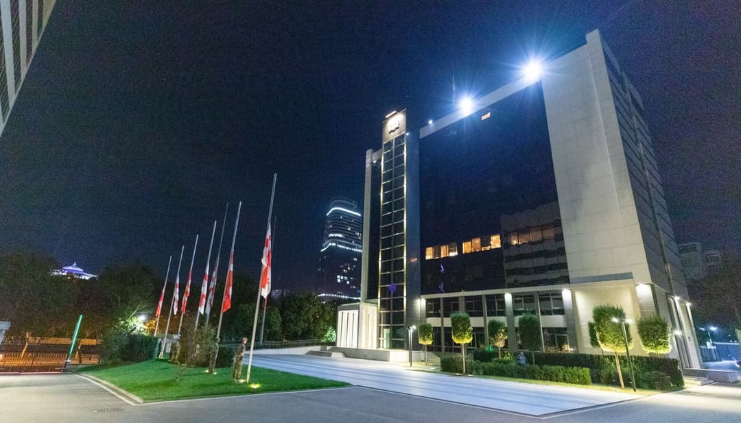 სოხუმის დაცემის დღესთან დაკავშირებით თავდაცვის უწყებაში დროშები დაეშვა