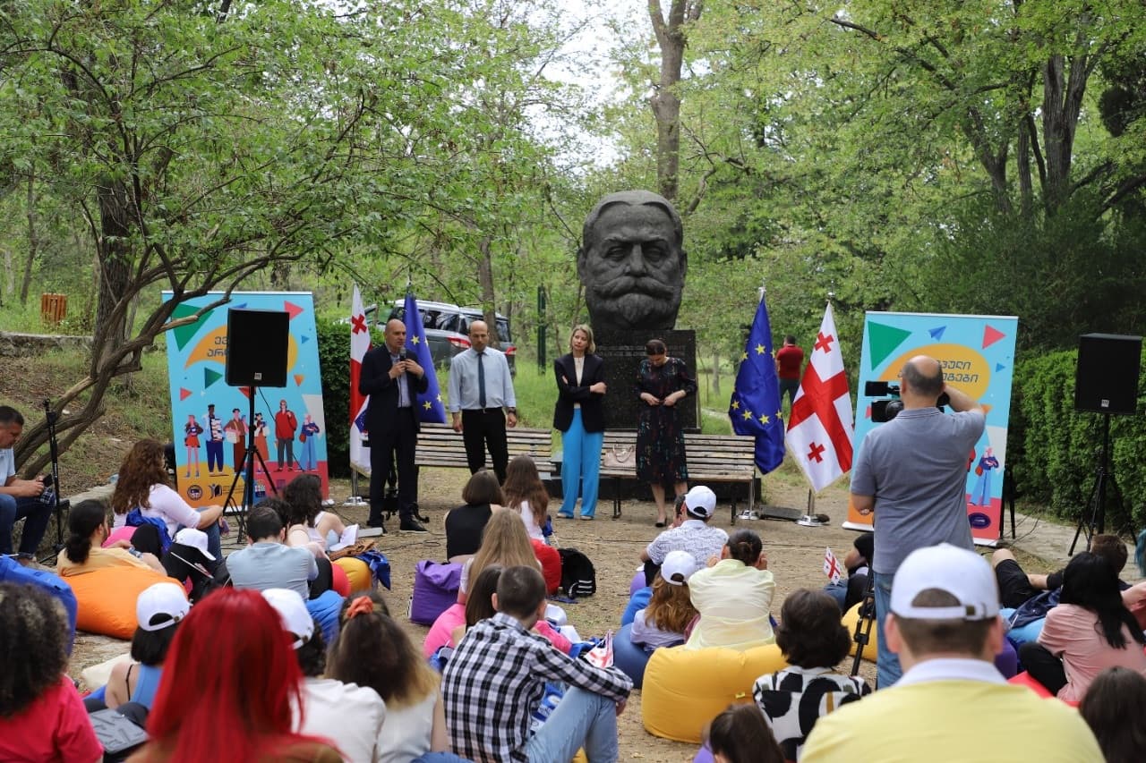 Frontnews image description