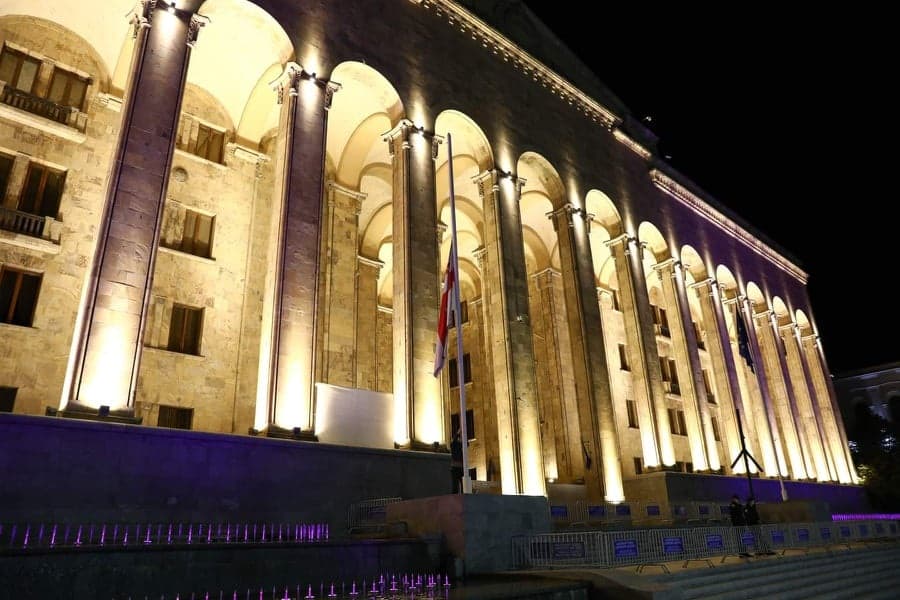 გლოვის დღესთან დაკავშირებით პარლამენტის შენობაზე სახელმწიფო დროშა დაეშვა