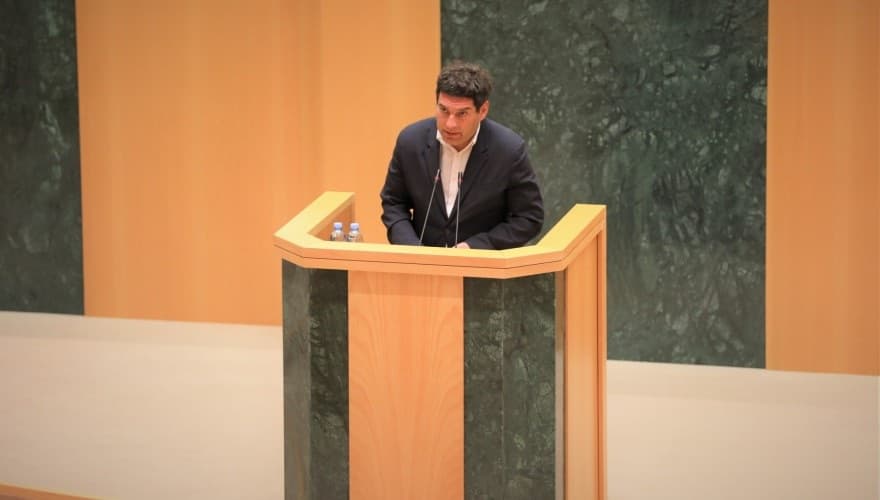 დეპუტატებმა “საგზაო მოძრაობის შესახებ“ კანონში შესატანი ცვლილებები მესამე მოსმენით 81 ხმით მიიღეს