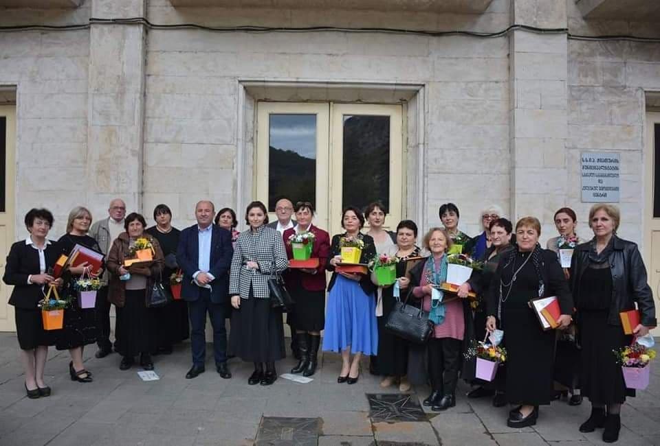 ჭიათურის კულტურის ცენტრში წლის საუკეთესო მასწავლებლები დააჯილდოვეს