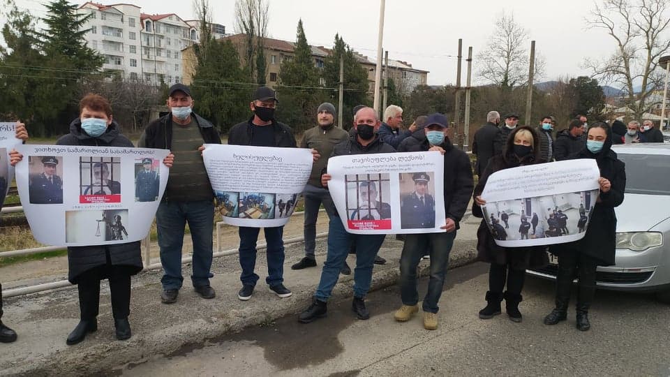 ქუთაისის საქალაქო სასამართლოსთან ლექსო რაფავას მხარდამჭერი აქცია იმართება