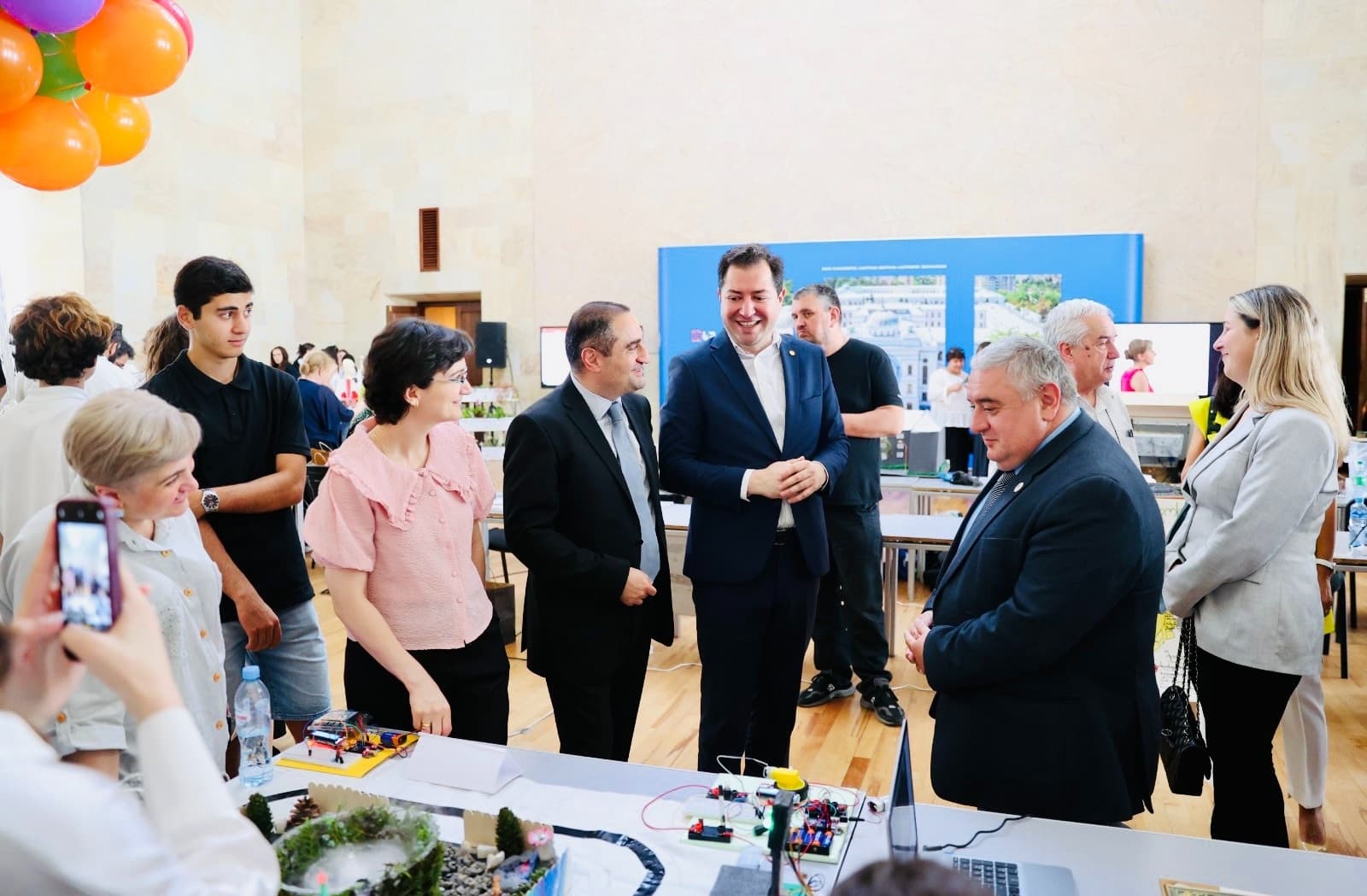 Frontnews image description