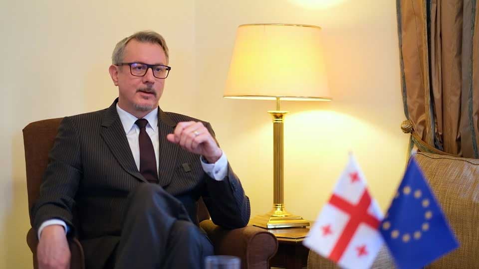 “ევროკავშირი მკაცრად გმობს ძალადობას და მტკიცედ და ურყევად უჭერს მხარს მედიისა და შეკრების თავისუფლებას”