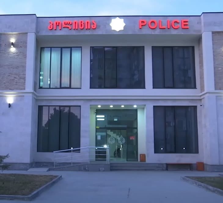 პოლიციამ რუსთავში მომხდარი ყაჩაღობის ფაქტი გახსნა, დაკავებულია 2 პირი