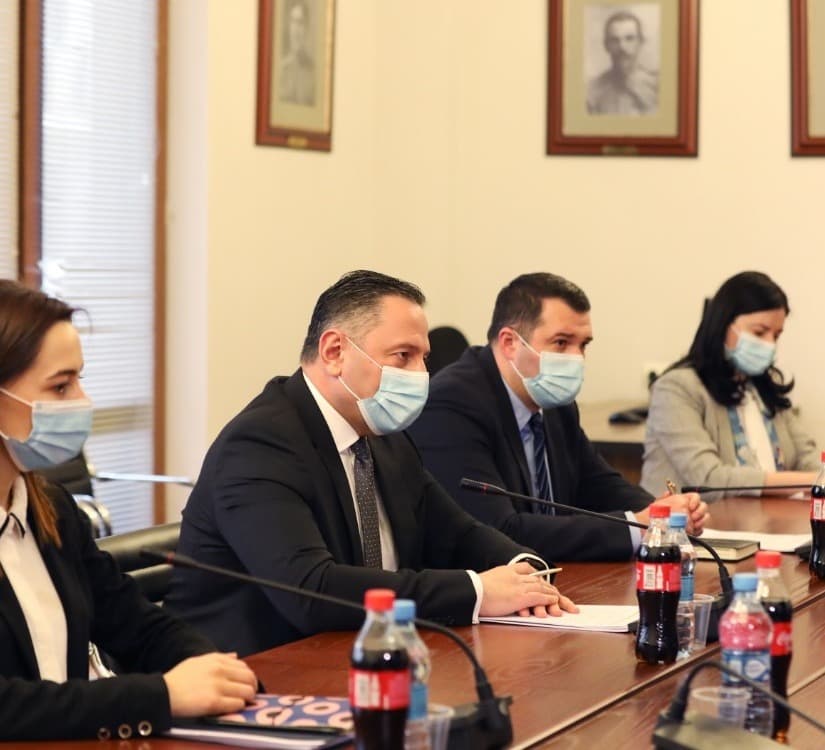 შს მინისტრი პარლამენტის ნდობის ჯგუფის სხდომას დაესწრო