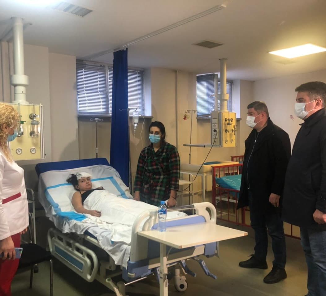 გუბერნატორი და ზუგდიდის მერი ნგრევის შედეგად დაშავებული მოზარდის ჯანმრთელობის მდგომარეობას გაეცნენ