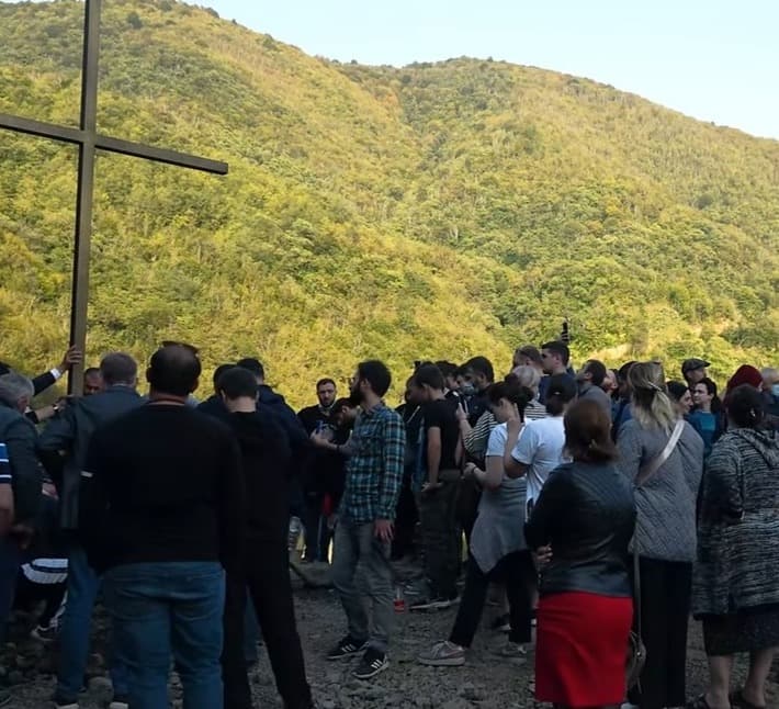 ნამახვანჰესის ტერიტორიაზე აღმართული ჯვარი ბაგრატის საკათედრო ტაძარში გადააბრძანეს