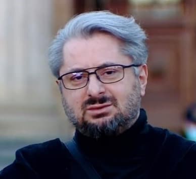 “უკიდეგანოდ სულელია და უსაზღვროდ ბოროტი, პოლიტიკური დევნილიდან მაქცია ყველანაირ დევნილად”