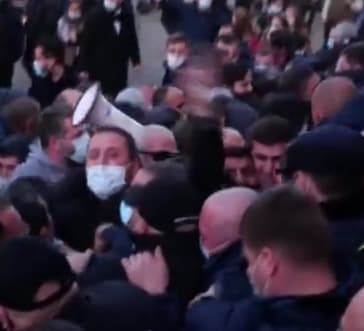 ჩხოროწყუს მერიასთან აქციაზე დაპირისპირება მოხდა