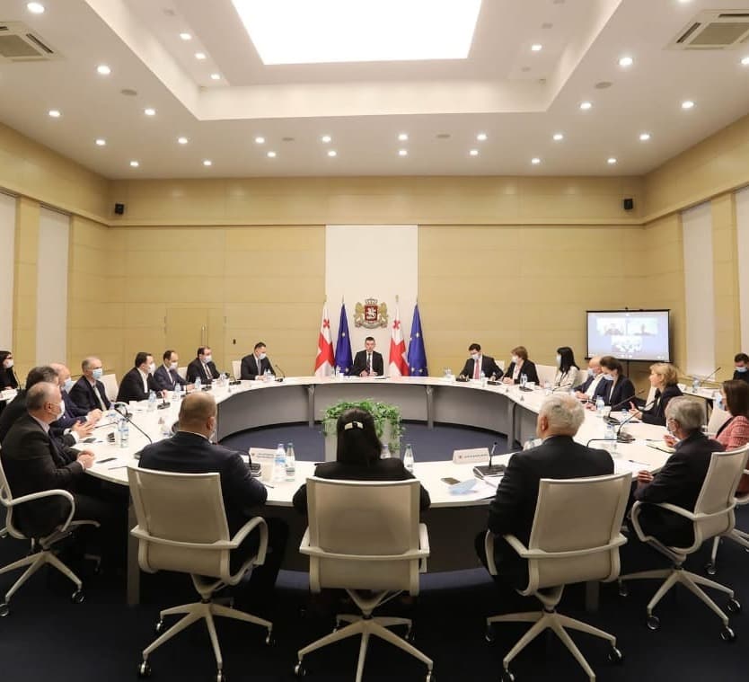 შეზღუდვების ეტაპობრივი შემსუბუქება დაგეგმილზე ადრე იწყება