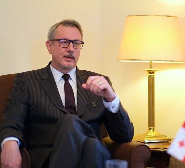 კარლ ჰარცელი თეა წულუკიანს ხვდება