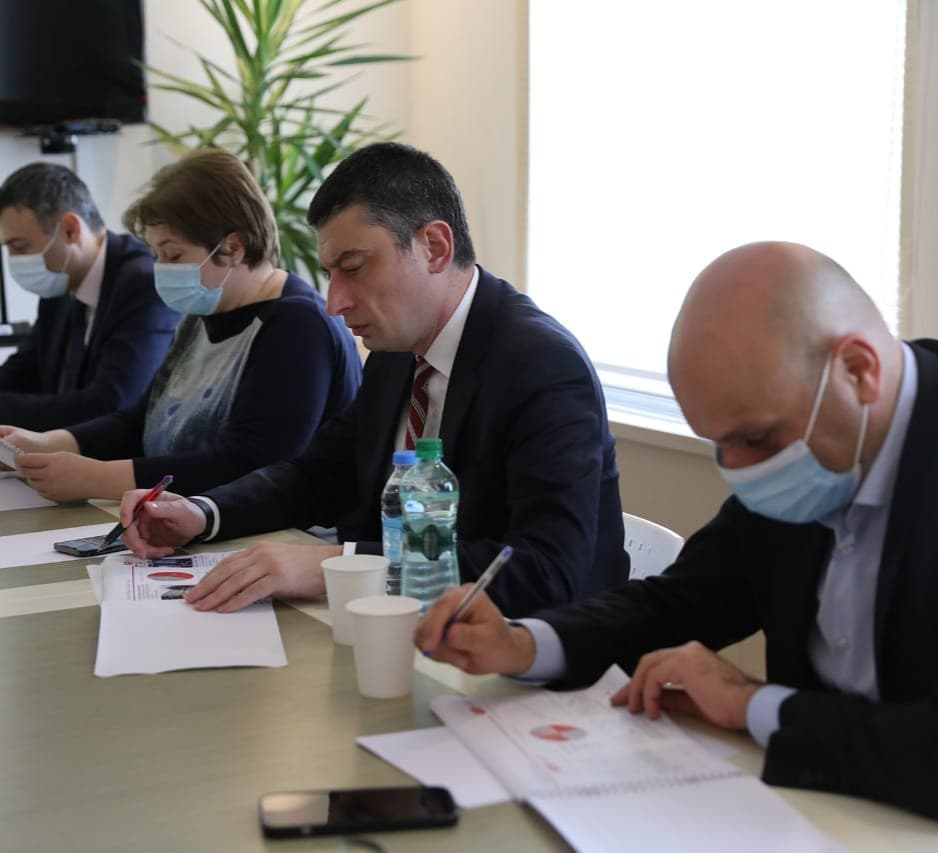 პრემიერ-მინისტრის დავალებით, შესაბამისი უწყებები რკინიგზის კორპორატიზაციისა და რეფორმირების დღის წესრიგს შეიმუშავებენ