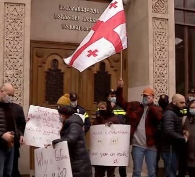 ზაზა გახელაძისთვის გამოტანილ განაჩენს “სირცხვილიას” აქტივისტები საგარეო საქმეთა სამინისტროსთან აპროტესტებენ