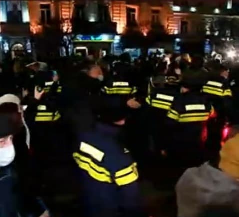 “დაუმორჩილებლობის მარშის” მონაწილეები დილამდე დედაენის ბაღში დარჩებიან