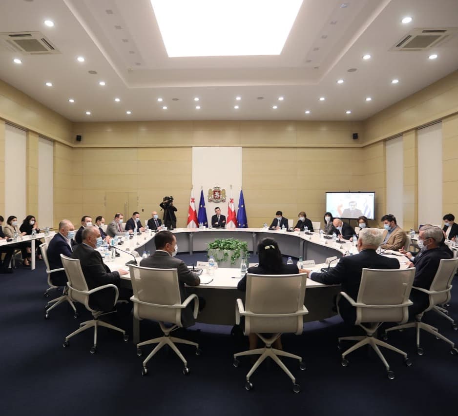 მე-5 კლასიდან მე-12 კლასის ჩათვლით მოსწავლეებისთვის სკოლაში პირბადის ტარება სავალდებულო ხდება