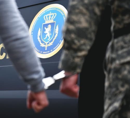 დიდი ოდენობით ქონების მოტყუებით დაუფლების ფაქტზე სამი პირი დააკავეს